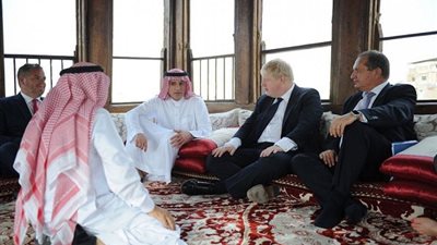 استقبال وزير خارجية بريطانيا في السعودية بطقوس عربية (صور)