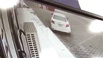 رد فعل رجل سرق لص سيارته بالسعودية (فيديو)