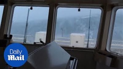 لقطات مروعة لقارب نجاة يتصارع مع الأمواج الهائلة (فيديو)