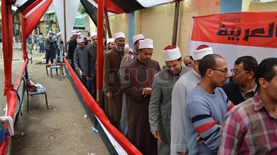 احتشاد علماء وموظفي الأزهر أمام لجان الانتخابات في الجمالية (فيديو)