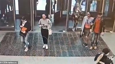 امرأة تصطدم بباب زجاجي لا تراه (فيديو وصور)