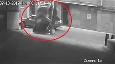 بالفيديو.. سقوط سيارة «بي إم دبليو» من جراج متعدد الطوابق