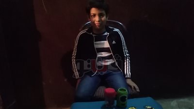 طفل يدهش المارة بإبداع أنواع مختلفة من الميداليات (فيديو)