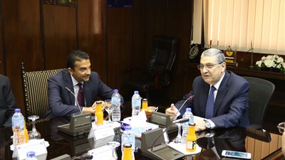 وزير الكهرباء يشهد توقيع عقد تشغيل 3 محطات توليد عملاقة