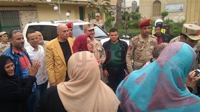 الأهالي تلتف حول قادة القوات المسلحة أثناء تفقد لجان المحلة (صور)
