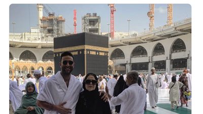 ميدو بملابس الإحرام مع والدته: «أفضل حاجة حصلتلي في حياتي»