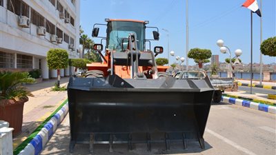 شراء لودر جديد لرفع القمامة في دمياط