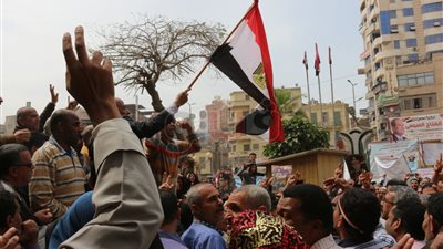 مسيرة عمال غزل المحلة بالأعلام تحت شعار «انزل وشارك» (فيديو وصور)