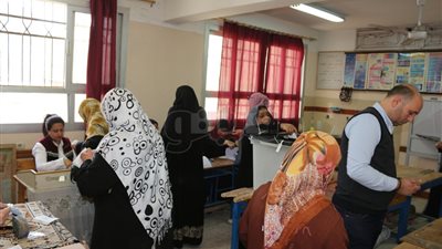 «الداخلية» في ثالث أيام الانتخابات الرئاسية.. العمليات: هدوء في اللجان.. مديرو الأمن: الذخيرة الحية للمعتدين على مقدرات الوطن.. ضابطات حقوق الإنسان في مهمة «مقدسة» لمساعدة كبار الس