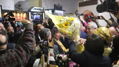 «بوكيه ورد» هدية الجزائر لإيناس عبد الدايم في معرض الكتاب