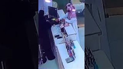 لص يخدع بائعة ويسرق النقود بطريقة ماكرة (فيديو)