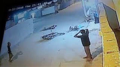 نهاية مروعة لشاب وقف أمام دراجة نارية تسير بسرعة عالية (فيديو)