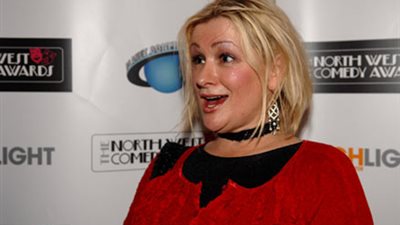 وفاة الكاتبة والممثلة الإنجليزية كارولين أهيرني عن 52 عاما