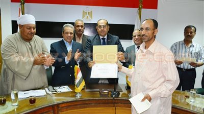 محافظ سوهاج يكرم عاملا بالمطار عثر على حقيبة بها 168 ألف ريـال