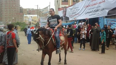 ناخبون يرقصون على الخيول أمام اللجان الانتخابية في الخصوص (صور)