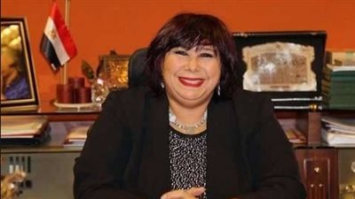 فلسطين تهدي «مفتاح العودة» إلى وزيرة الثقافة بمعرض الكتاب