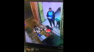 امرأة تسرق هاتف طفلة بخطفه من يدها (فيديو)