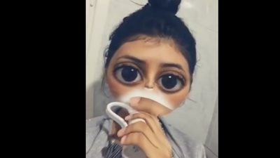 بالفيديو.. رد فعل فتاة حاولت تكبير شفاهها باستخدام كوب