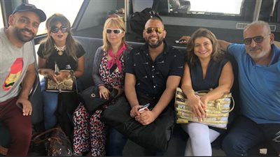 جمال سليمان وحنان مطاوع بمطار القاهرة استعدادا للسفر إلى الجونة (فيديو)