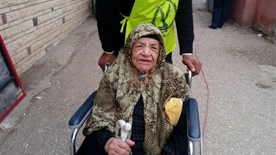 مسنة للسيسي: «أنت ابني وحبيبي» (صور)