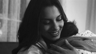 كارمن سليمان تنشر صورة مع مولودها الأول: «حب غير مشروط»