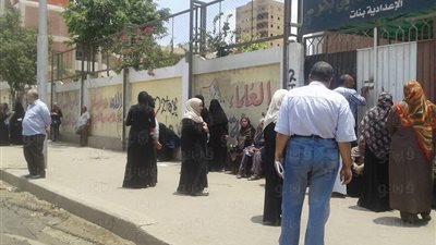 بالصور.. انتظار أولياء الأمور أمام مدرسة أسماء بنت أبي بكر بالمطرية