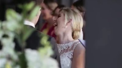 بالفيديو.. أطرف أخطاء حاملات الورد في حفلات الزفاف