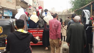 توافد الناخبين على سيارات نصف نقل في المرج (صور)