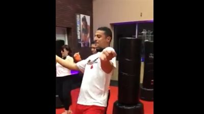 أمريكيون يرقصون على مهرجانات مصرية داخل جيم بنيويورك (فيديو)