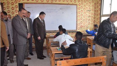 محافظ بني سويف يتفقد لجان امتحانات الإعدادية (صور)