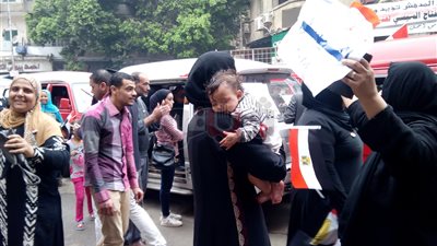 أم ترقص ورضيعها على كتفها أمام لجان المنيل (صور)