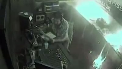 رد فعل صادم لمذيع راديو لحظة اشتعال النيران داخل الاستوديو (فيديو)