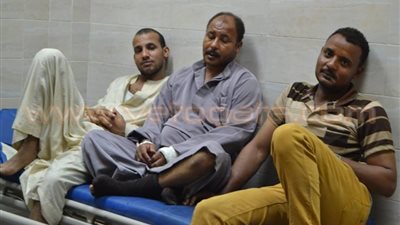 بالصور.. 21 عاملا بمستشفى إسنا المركزي يضربون عن الطعام