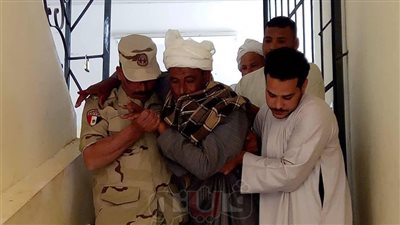 مسن مصاب بكسر في القدم يدلي بصوته بانتخابات الرئاسة بسوهاج (صور)