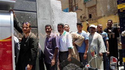 بالفيديو والصور.. موظفو «أبو تشت» بقنا يطالبون بماكينة صرف آلي