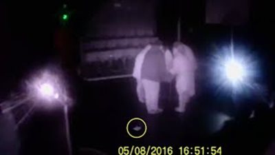 بالفيديو.. لقطات مرعبة لـ«عفريت» يسرق ورقة من مسرح مسكون