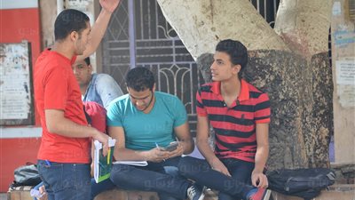 بالصور.. طلاب الثانوية يتوافدون على مدرسة حافظ إبراهيم بحلوان