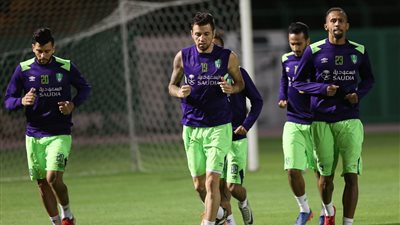 مؤمن زكريا يشارك في تدريبات أهلي جدة لمواجهة الشباب (صور)