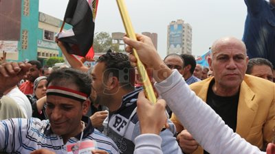 رفع رئيس مدينة المحلة على الأكتاف بمسيرة عمال الغزل (فيديو وصور)