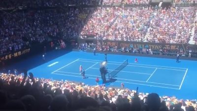 حكم تنس تنجو بأعجوبة بعد تحطم «كاميرا عنكبوت» فوق رأسها (فيديو)