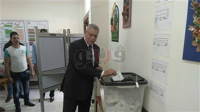 رئيس محكمة البحر الأحمر يدلي بصوته في الانتخابات بالغردقة (صور)