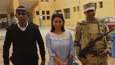 سوسن بدر تدلي بصوتها في الانتخابات الرئاسية (صور)