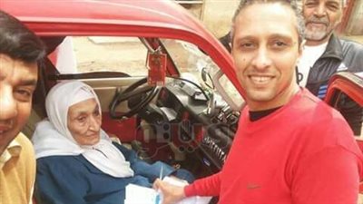 قاض بالغربية يخرج من اللجنة لمساعدة مسنة على الإدلاء بصوتها