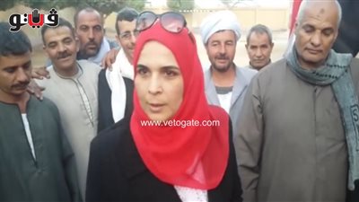 سيدة بلجان بني سويف تهتف: «السيسي وبس والباقي كله أش» (فيديو)