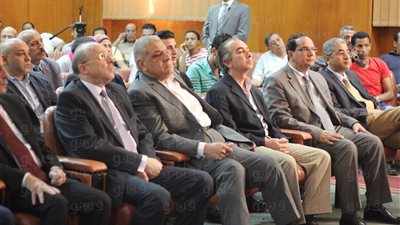 بالفيديو والصور .. «محلب» يناقش أعمال التطوير بمعهد القلب