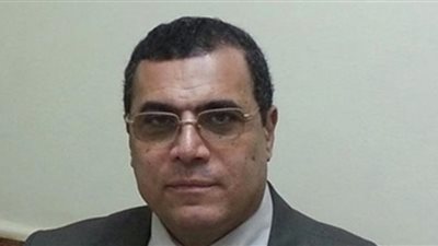 محافظ الفيوم يسلم مساعدات مالية ومواد غذائية للأسر الأولى بالرعاية