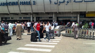بالصور.. زحام بمطار القاهرة لاستقبال العائدين من الخارج