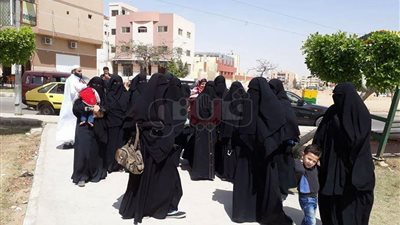 بالنقاب والجلباب.. احتشاد أعضاء «النور» أمام لجان الدقهلية (صور)