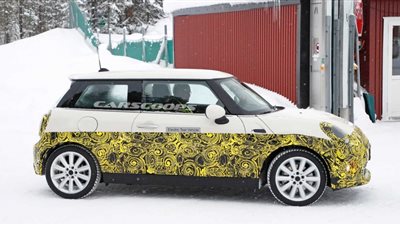 «مينى» تختبر سيارتها الكهربائية في ألمانيا وسط الجليد(صور)