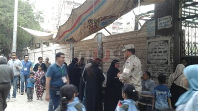 احتشاد المواطنين أمام لجان الهرم للأداء بأصواتهم (صور )